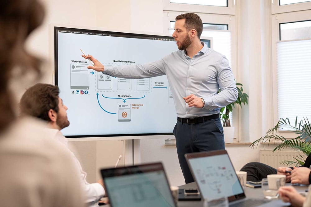 Patric Martel erklärt einem Team einen digitalen Recruiting-Prozess